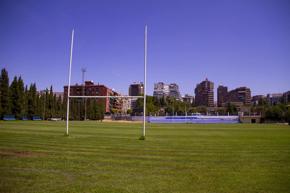 Imagen del campo de rugby de la universidad de granada desde uno de sus extremos